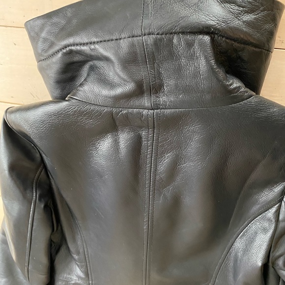 Beautiful Genuine Danier Leather/fur Winter Cost - Picture 5 of 12